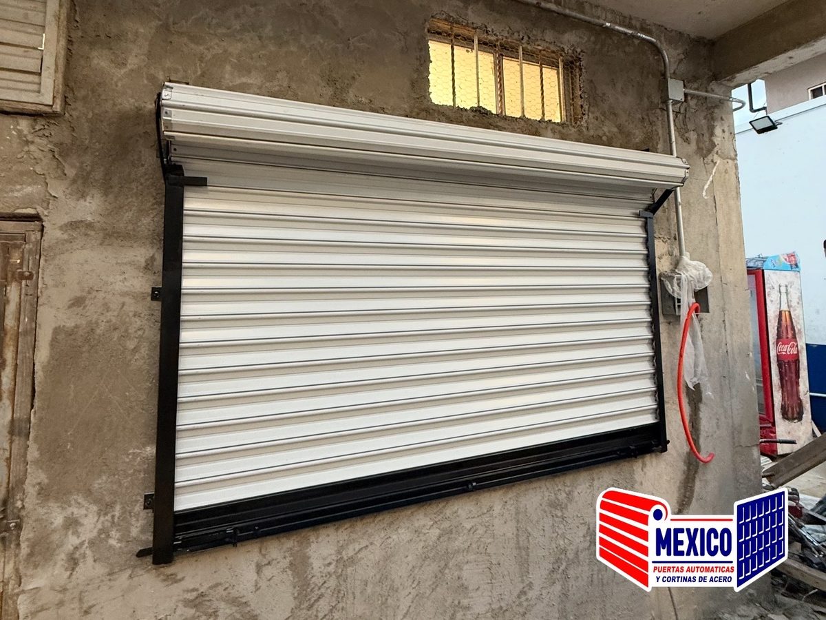 Cortina europeo comercial blanca en ventana de local