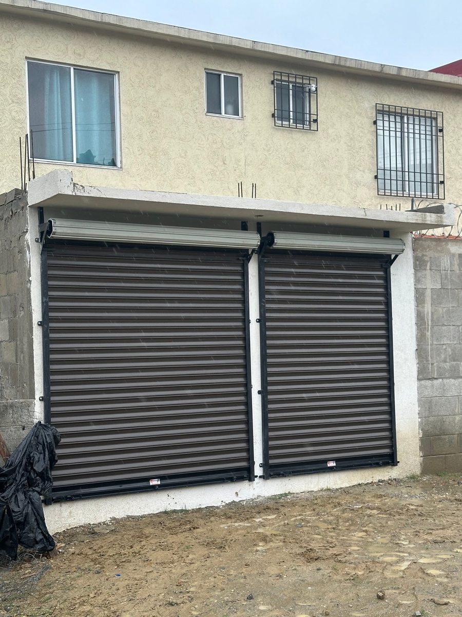 Dos cortinas europeo comercial café en bodega