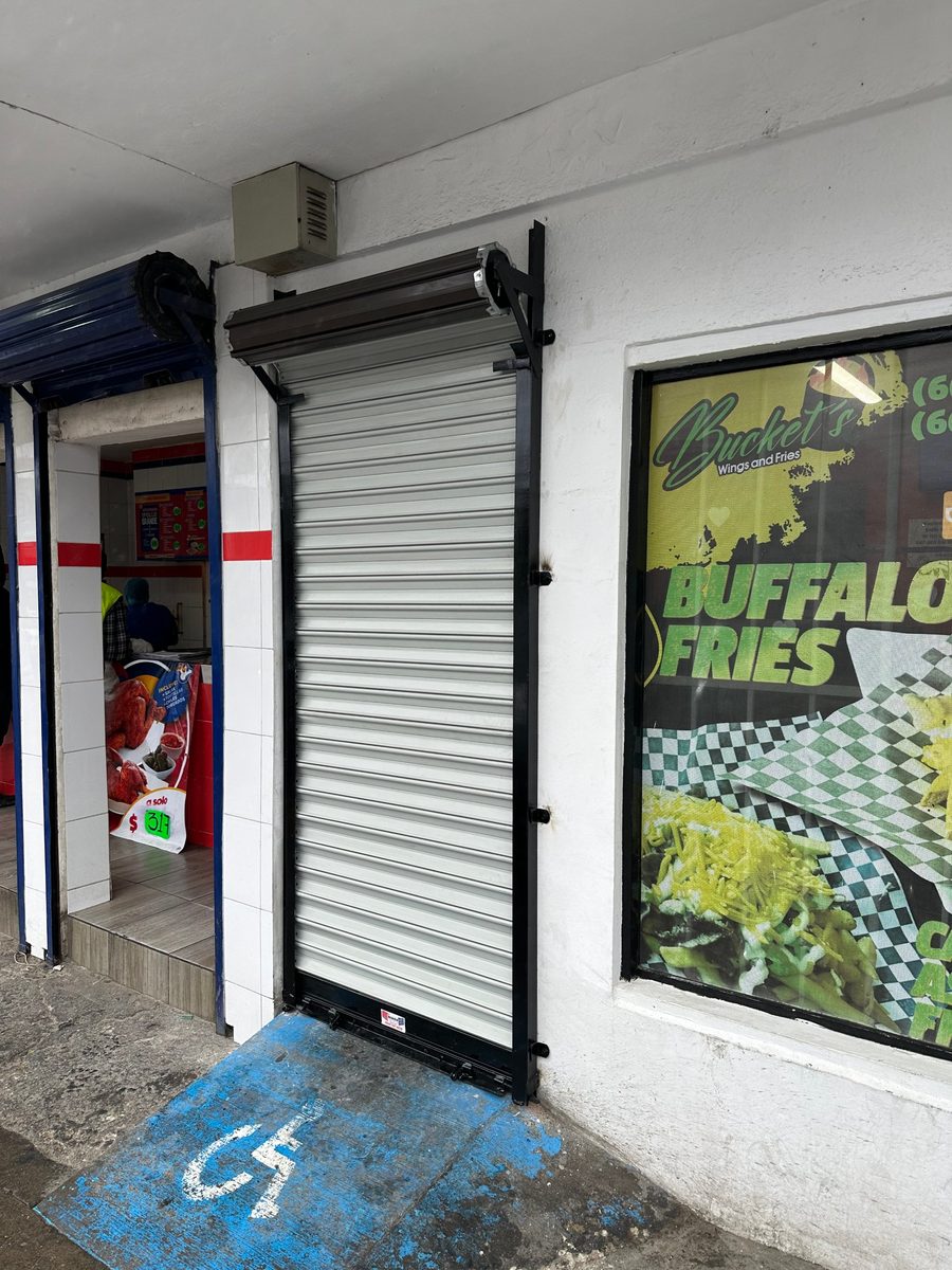 Cortina europeo comercial en local de comida