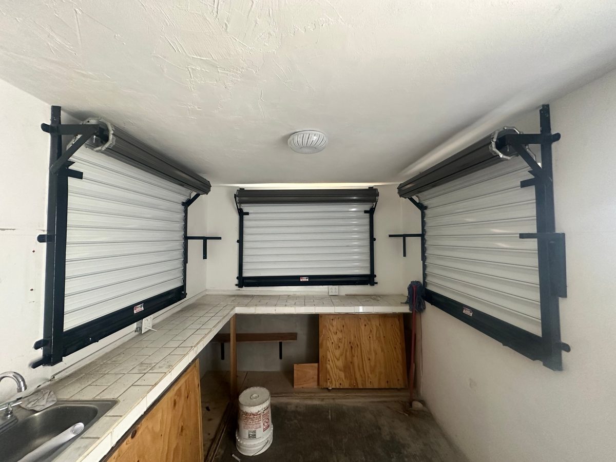 Tres cortinas europeo comercial blancas en cocina