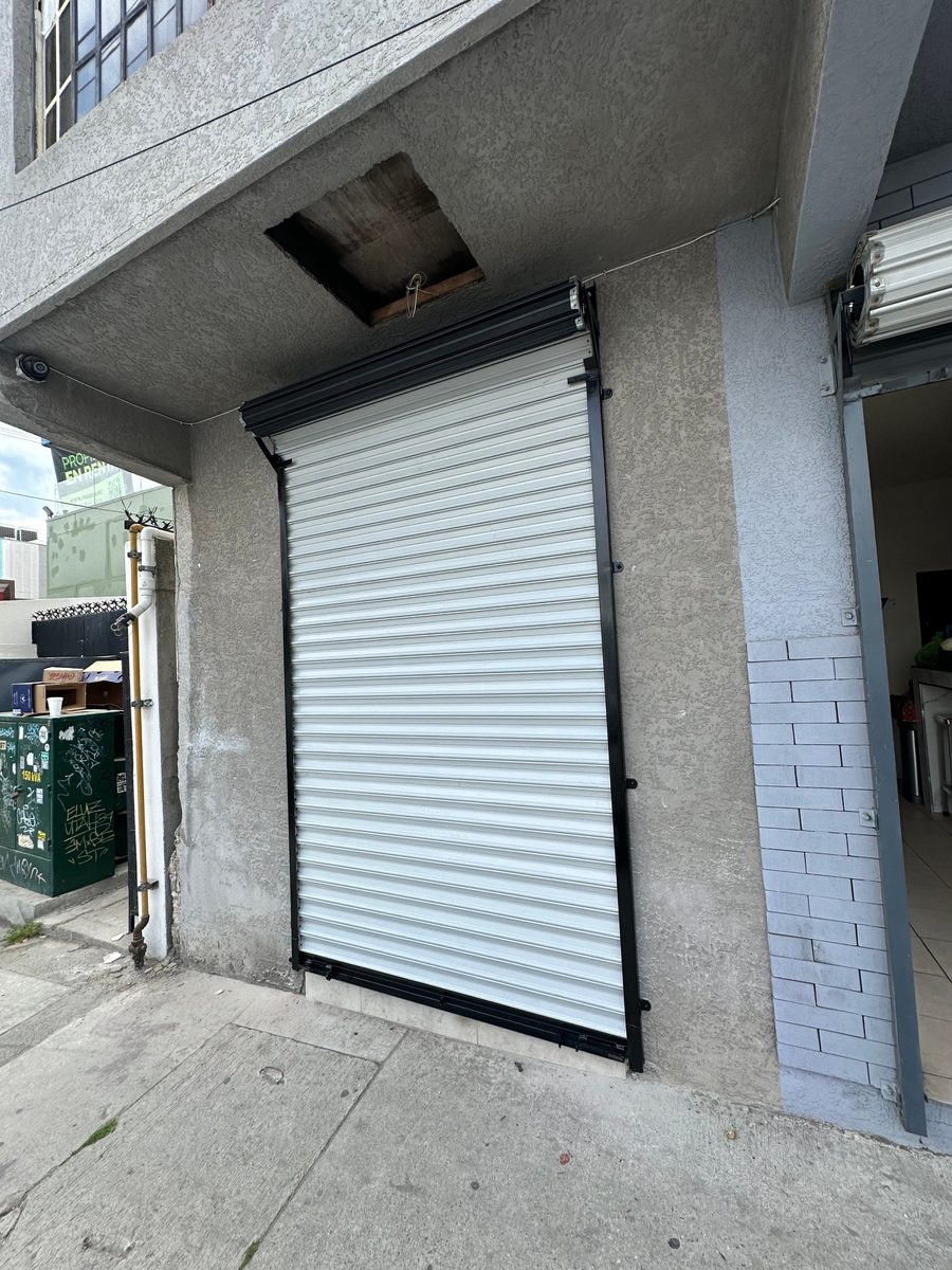 Cortina europeo comercial blanca en local esquinero