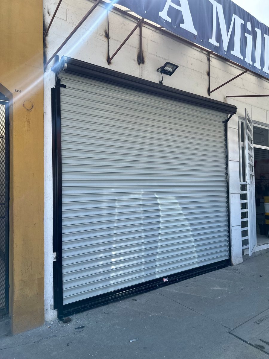 Cortina europeo comercial blanca en local comercial