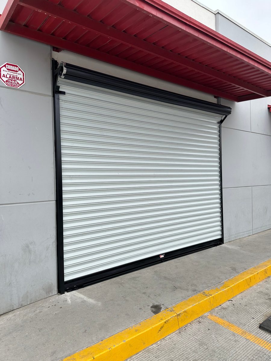 Cortina europeo comercial blanca en tienda de autoservicio