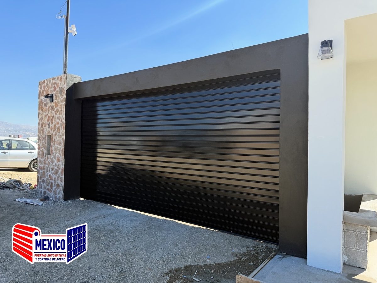 Cortina europlano negra con muro de piedra