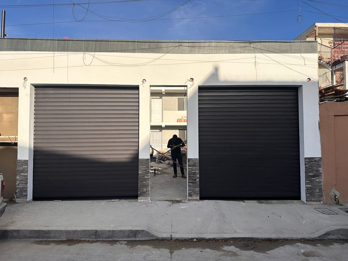 Dos cortinas europlano en local con zoclo de piedra