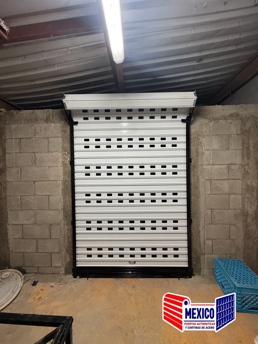 Cortina troquelada blanca instalada en bodega